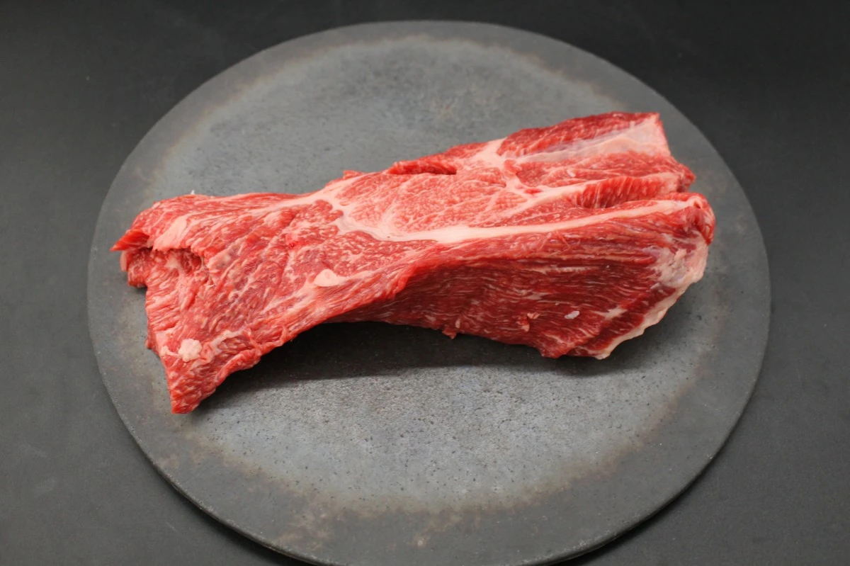【現品限り】近江牛ネック塊肉565g【煮込み用】