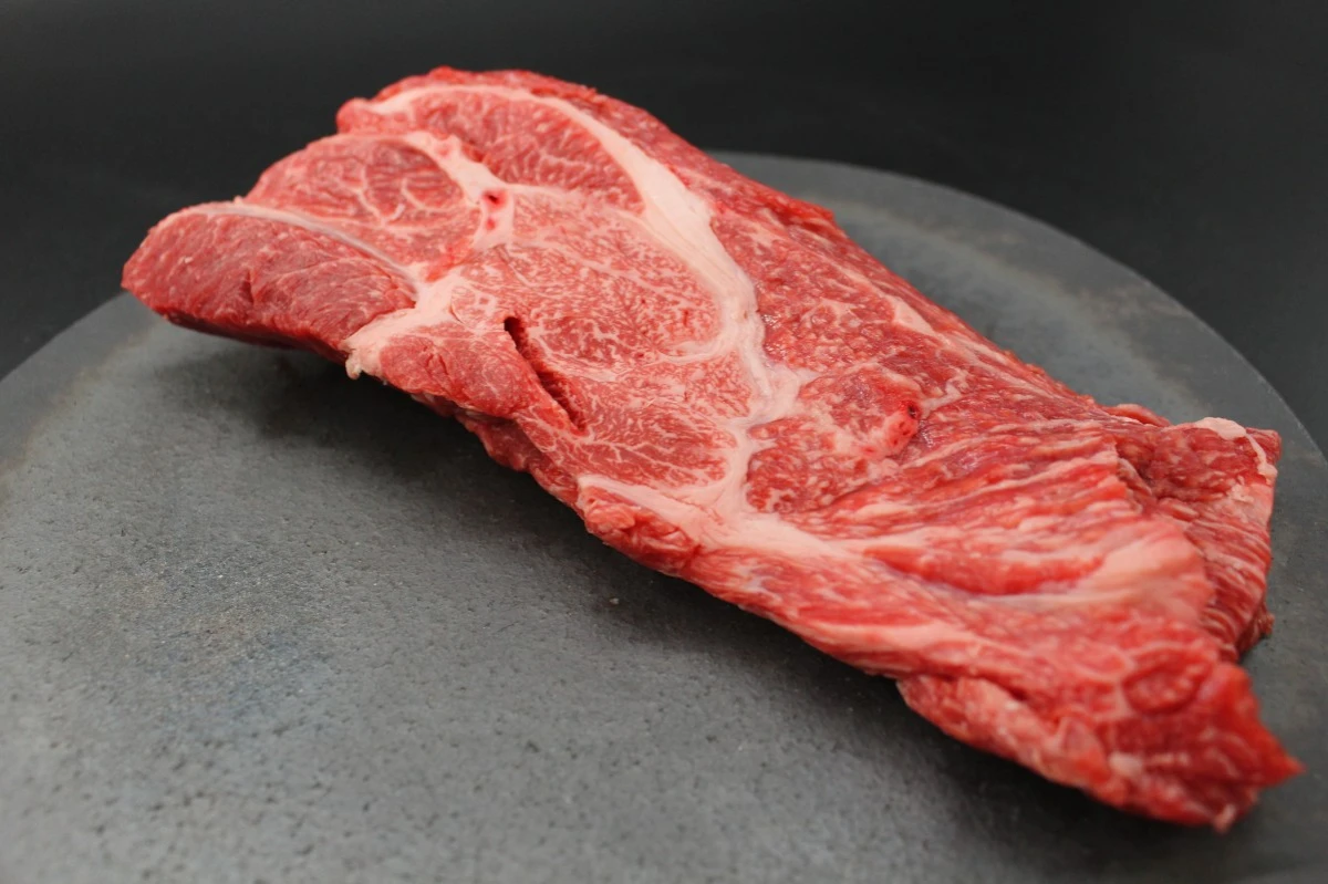 【現品限り】近江牛ネック塊肉565g【煮込み用】