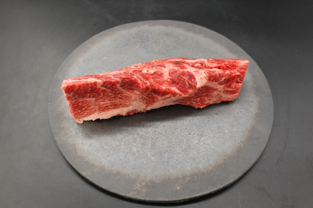 【現品限り】近江牛ネック塊肉413g【煮込み用】