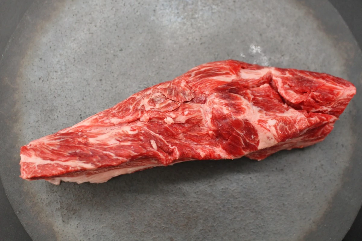 【現品限り】近江牛ネック塊肉413g【煮込み用】