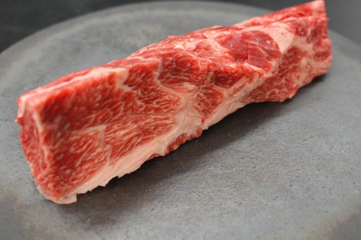 【現品限り】近江牛ネック塊肉413g【煮込み用】