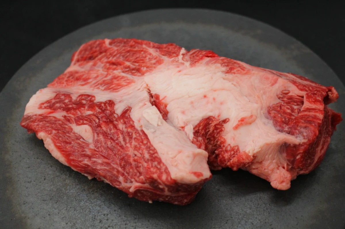 【現品限り】近江牛ネック塊肉633g【煮込み用】