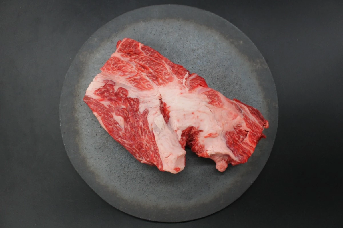 【現品限り】近江牛ネック塊肉633g【煮込み用】