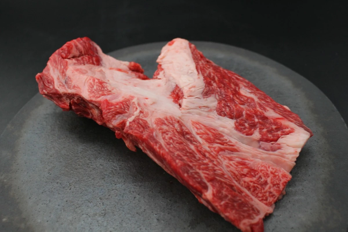 【現品限り】近江牛ネック塊肉633g【煮込み用】