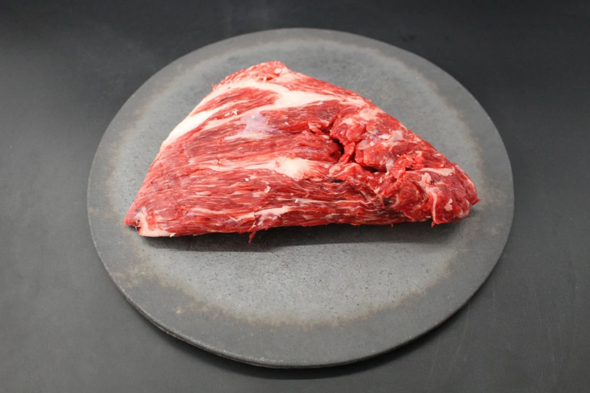 【現品限り】近江牛三角バラ塊肉610g　【煮込み用】