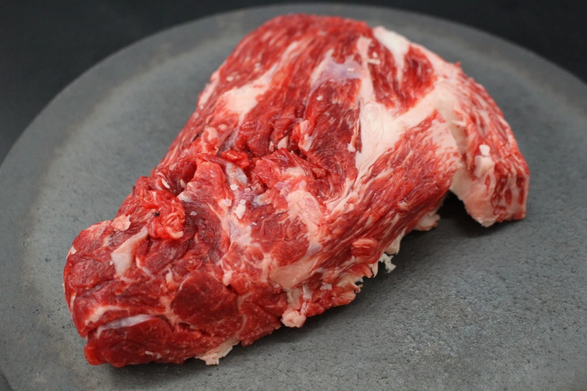 【現品限り】近江牛三角バラ塊肉610g　【煮込み用】