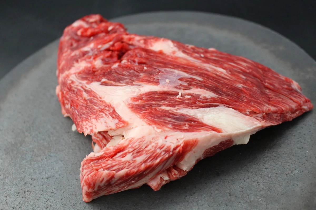 【現品限り】近江牛三角バラ塊肉610g　【煮込み用】