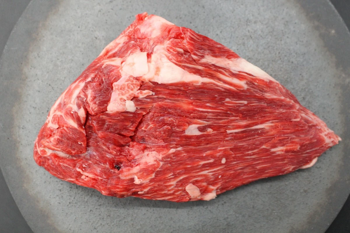 【現品限り】近江牛三角バラ塊肉543g　【煮込み用】