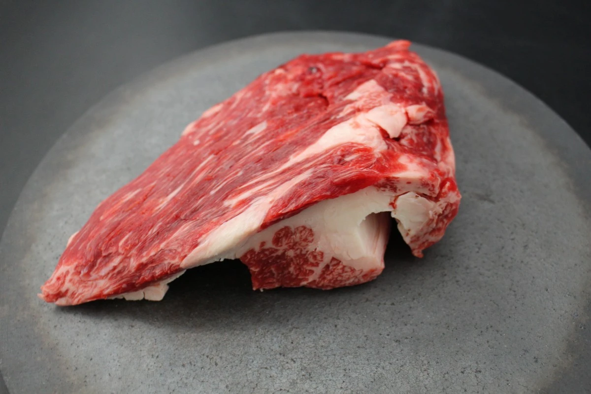 【現品限り】近江牛三角バラ塊肉543g　【煮込み用】