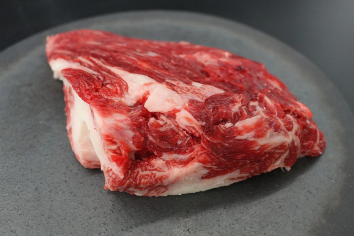 【現品限り】近江牛三角バラ塊肉543g　【煮込み用】