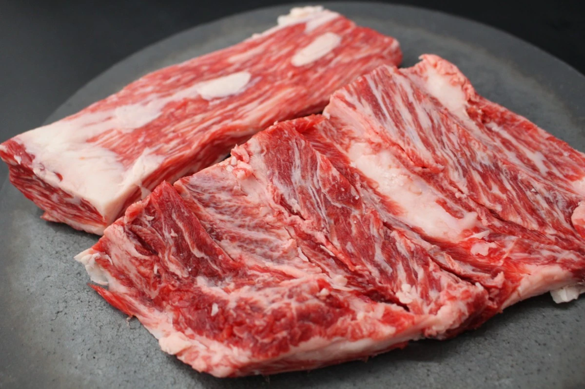 【現品限り】近江牛三角バラ塊肉2点セット合計480g　【煮込み用】