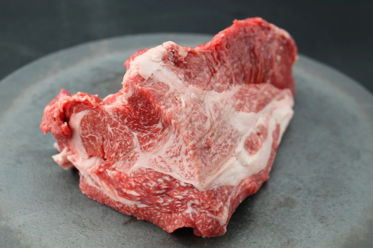 【肉の日】近江牛ネック塊肉717g【煮込み用】