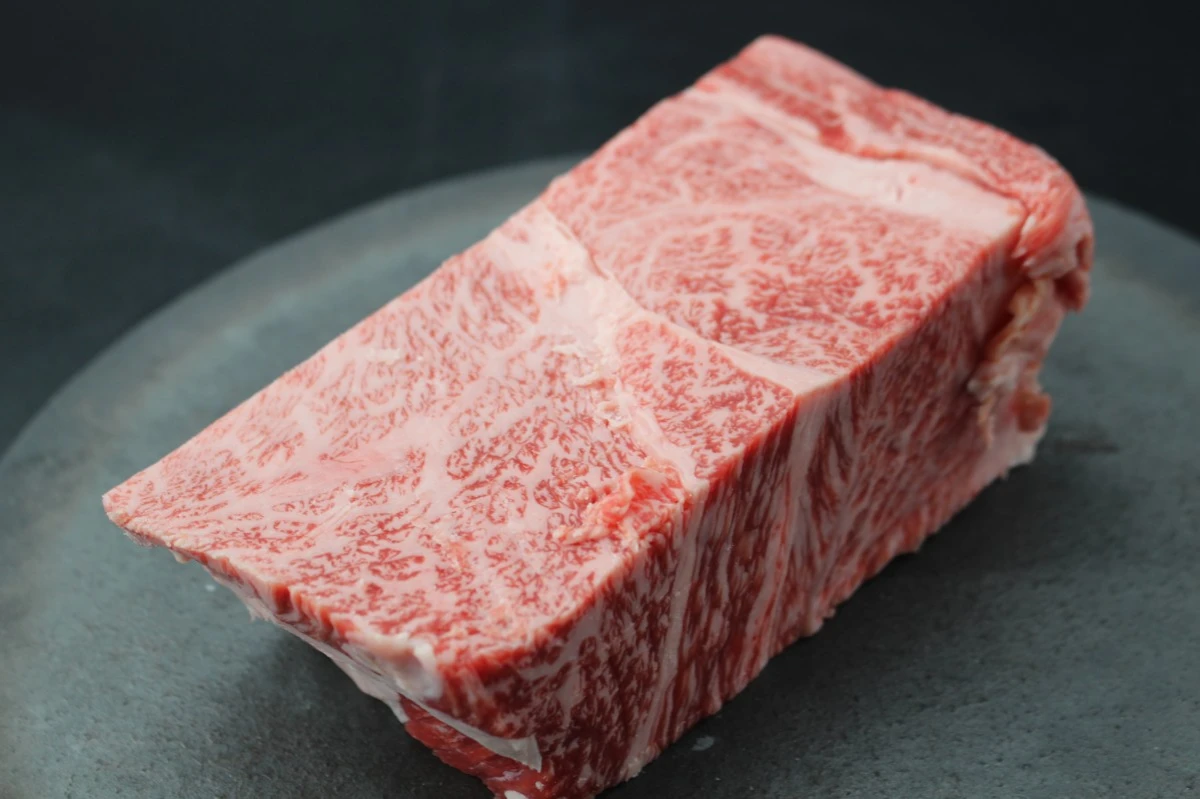 【肉の日】近江牛ザブトン塊肉694g【超希少・高級部位】