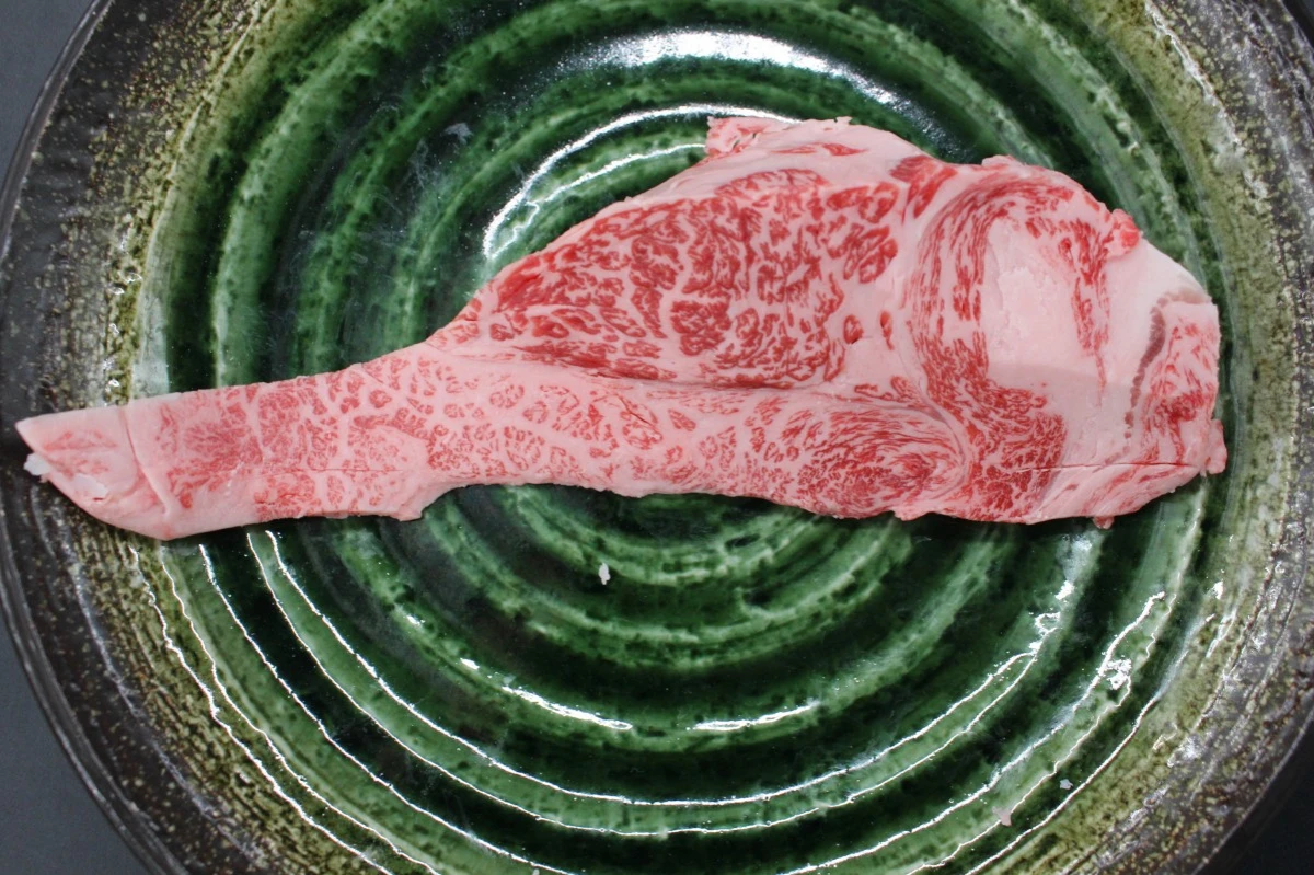 【現品限り】近江牛訳あり塊肉300ｇ※一部薄いところあり