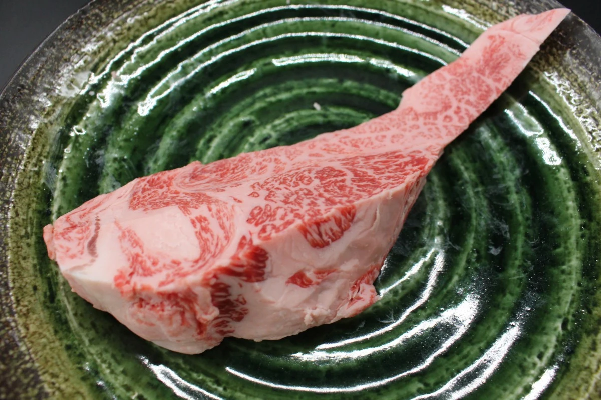 【現品限り】近江牛訳あり塊肉300ｇ※一部薄いところあり