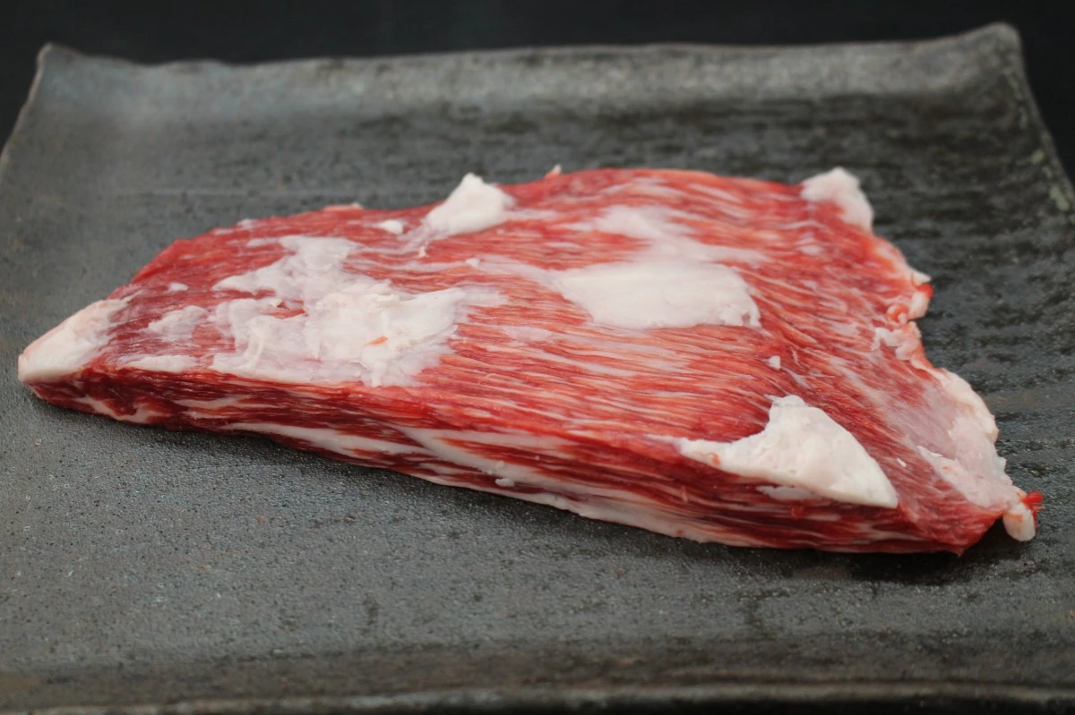 近江牛ヒラカワ塊肉277g【煮込み料理にオススメ】