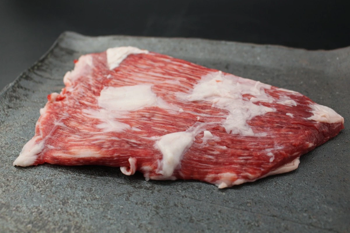 近江牛ヒラカワ塊肉277g【煮込み料理にオススメ】