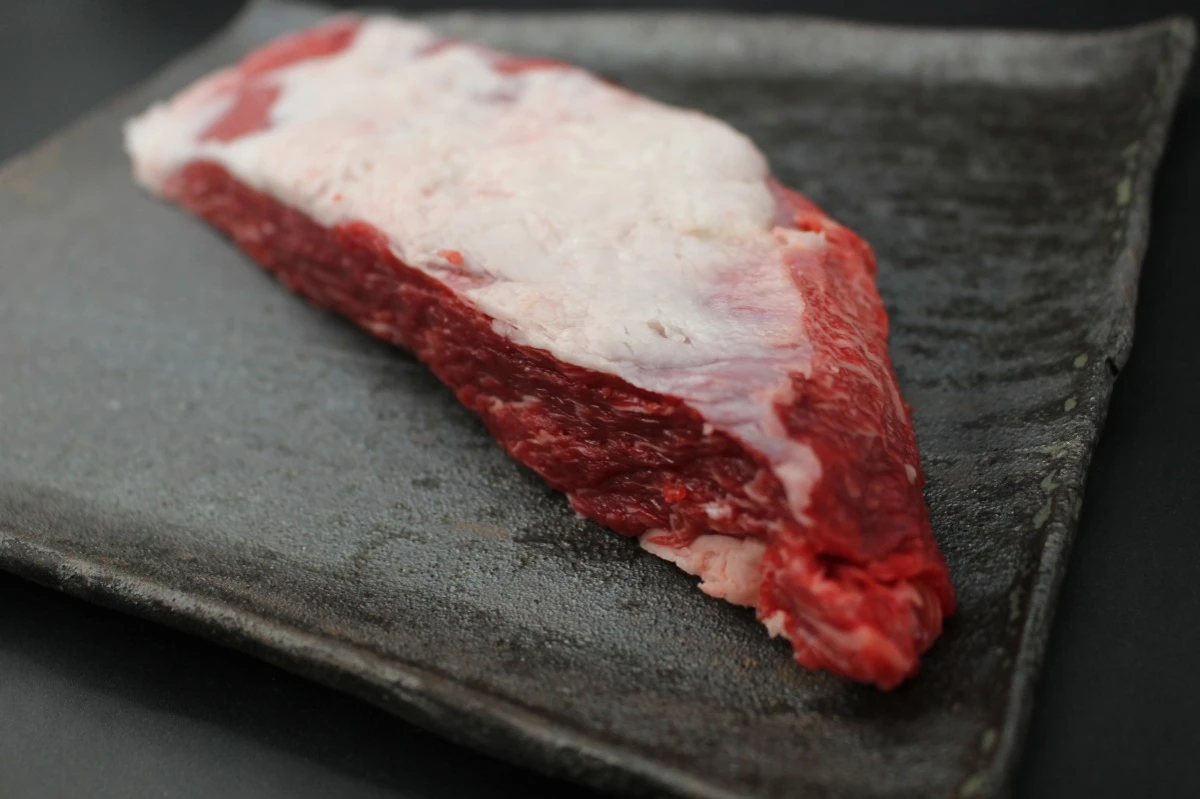 近江牛ヒラカワ塊肉457g【煮込み料理にオススメ】