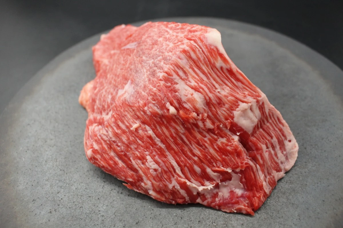 【現品限り】近江牛ニノウデ塊肉544g【煮込み用】