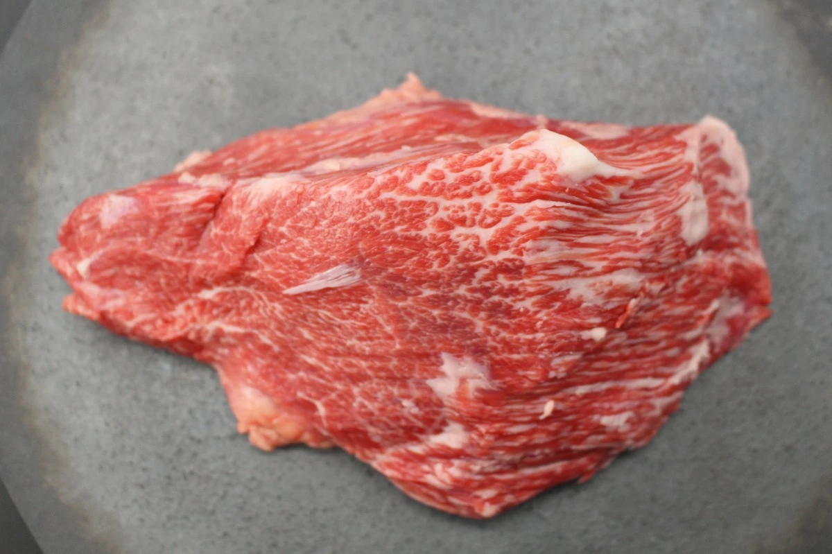 【現品限り】近江牛ニノウデ塊肉544g【煮込み用】