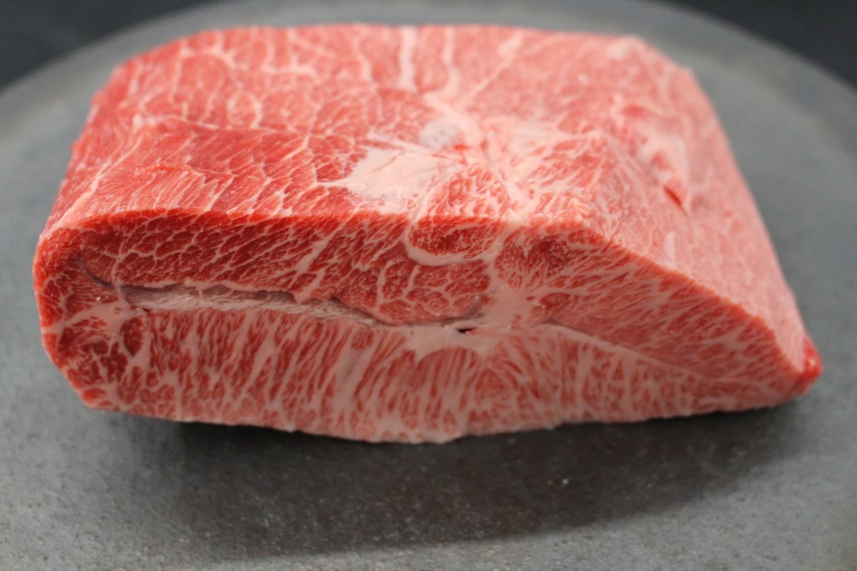 【現品限り】近江牛ミスジ塊肉 625g【希少部位】