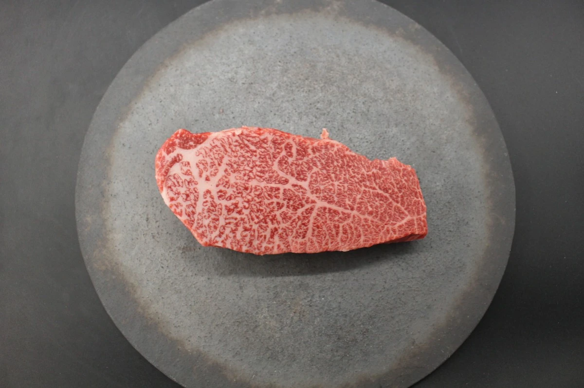 【現品限り】近江牛肩三角(クリ)塊肉374ｇ
