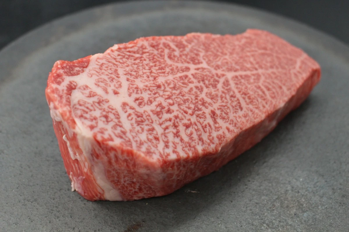 【現品限り】近江牛肩三角(クリ)塊肉374ｇ