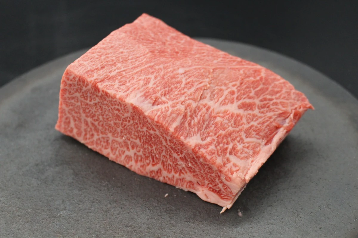 近江牛ザブトン塊肉484g【超希少・高級部位】