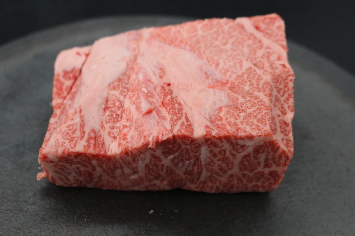 近江牛ザブトン塊肉457g【超希少・高級部位】