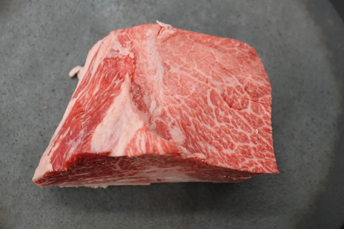 近江牛ザブトン塊肉435g【超希少・高級部位】