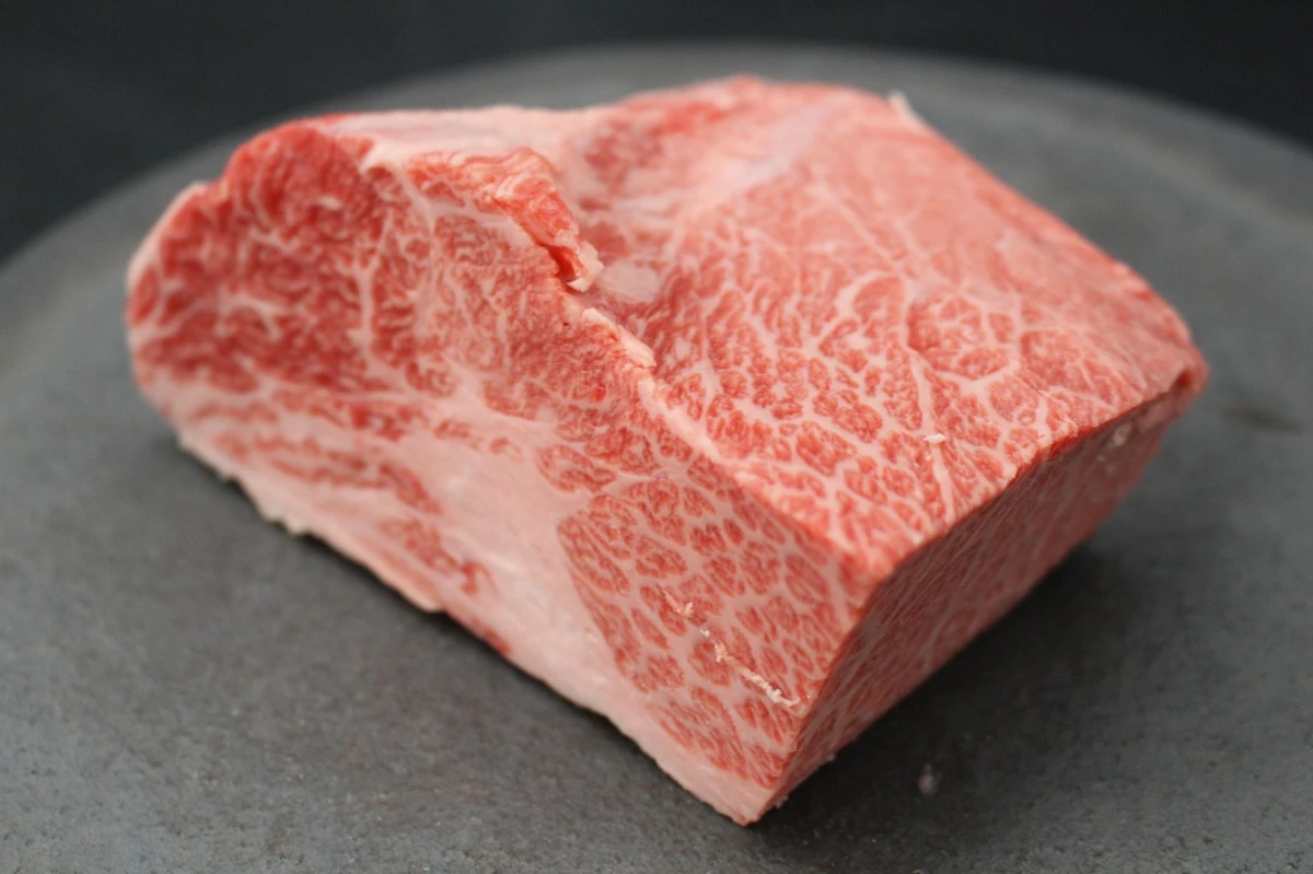 近江牛ザブトン塊肉435g【超希少・高級部位】