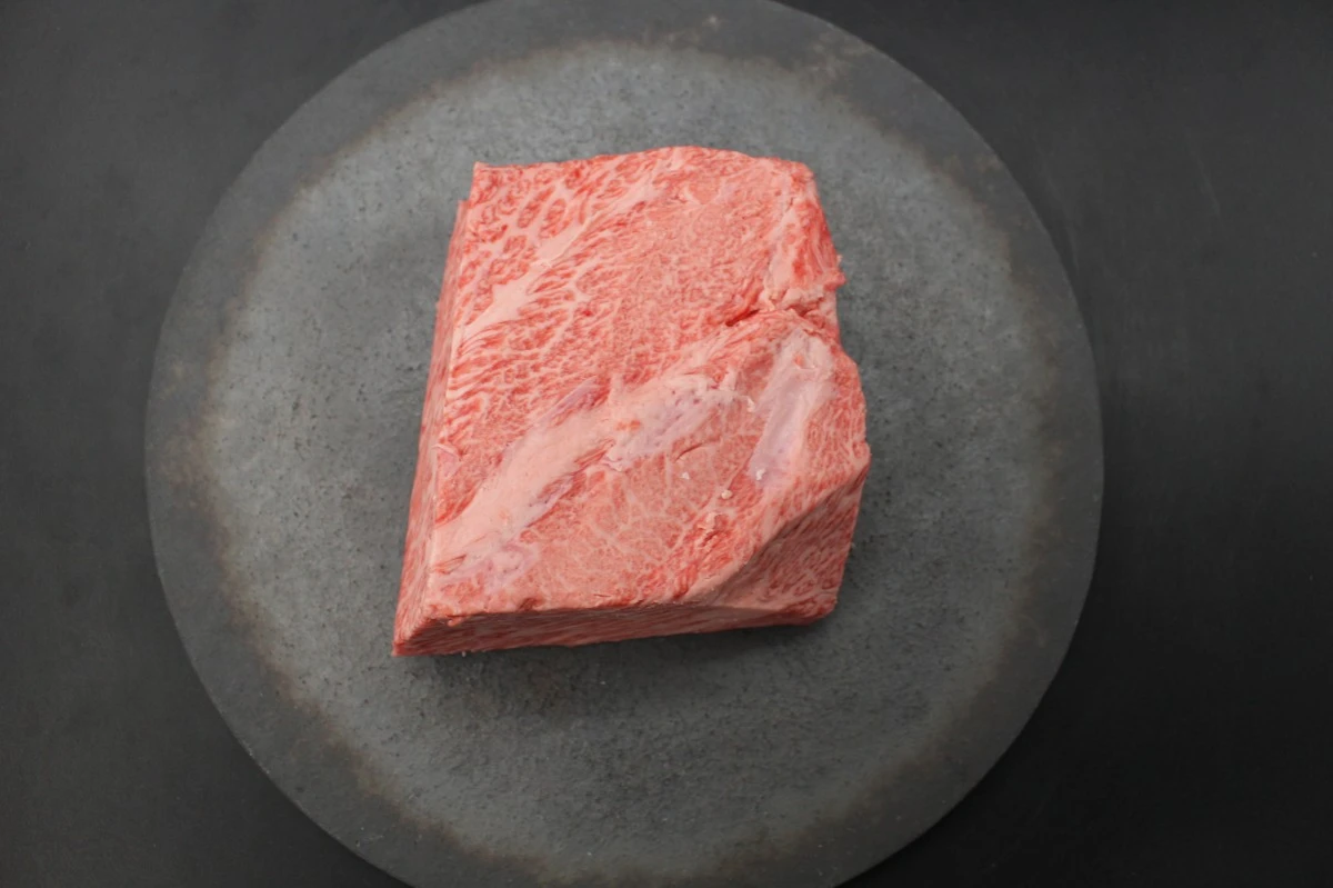 近江牛ザブトン塊肉732g【超希少・高級部位】