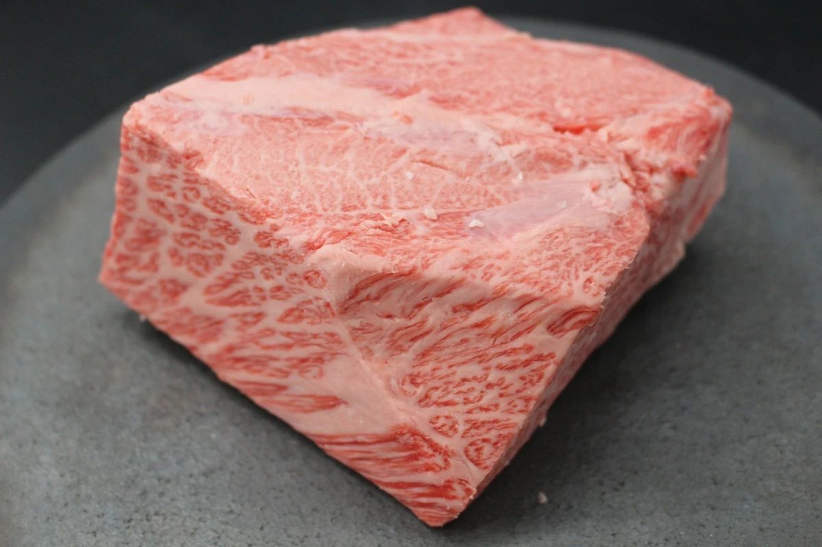 近江牛ザブトン塊肉732g【超希少・高級部位】