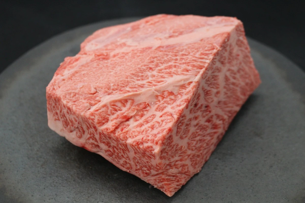 近江牛ザブトン塊肉732g【超希少・高級部位】