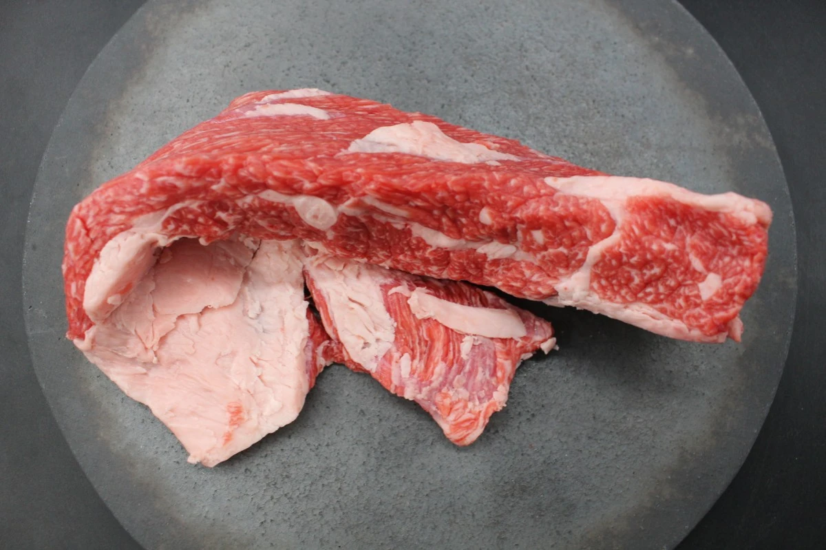 近江牛ネックカブリ塊肉498g【煮込み用】