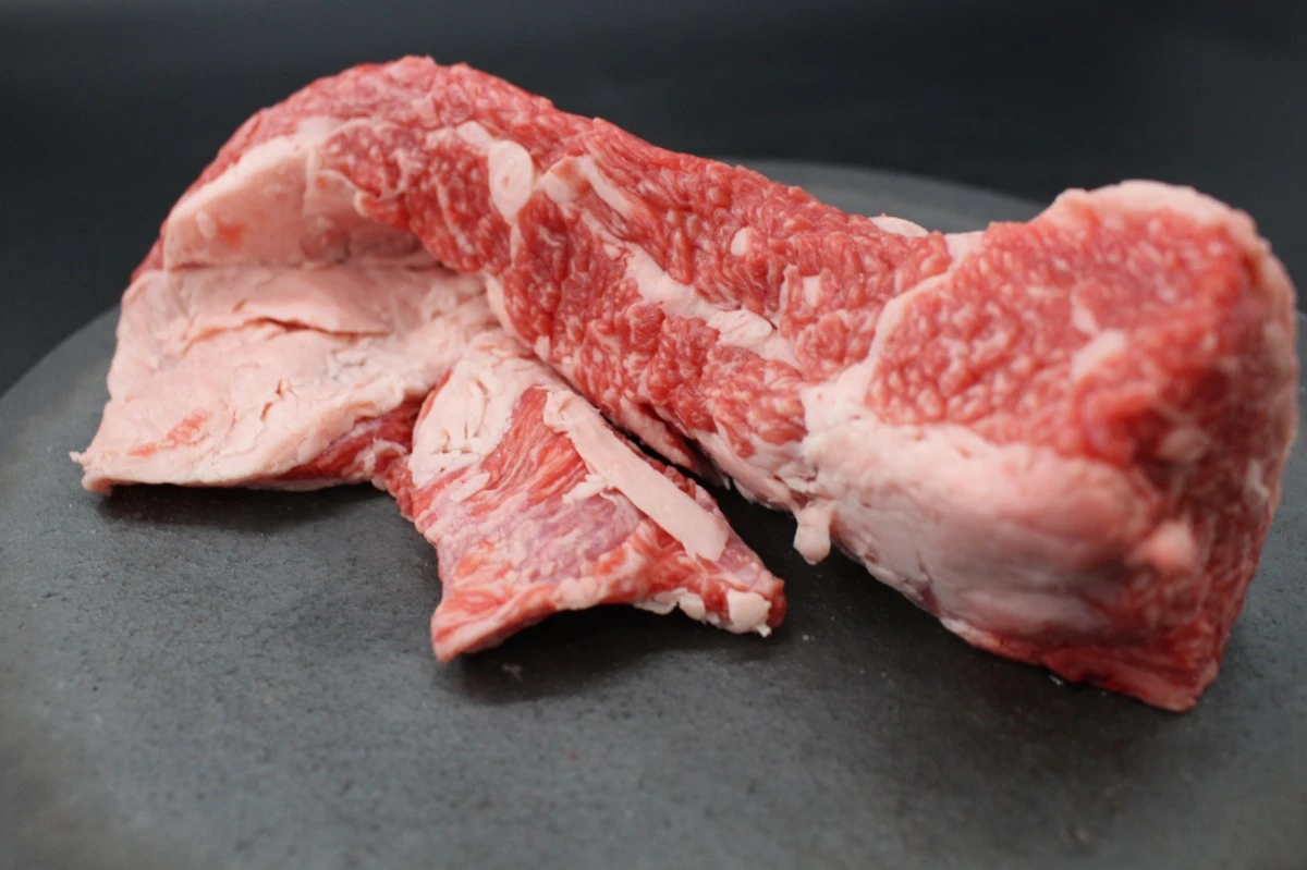 近江牛ネックカブリ塊肉498g【煮込み用】