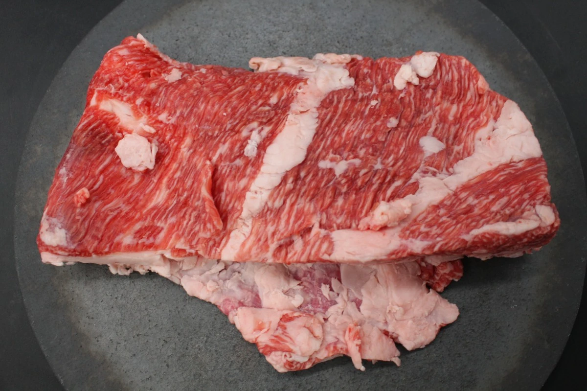 近江牛ネックカブリ塊肉515g【煮込み用】