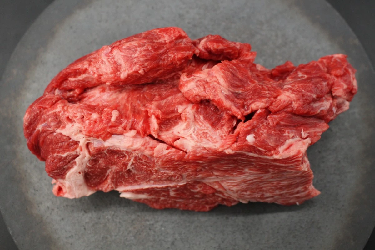 近江牛ネック塊肉813g【煮込み用】