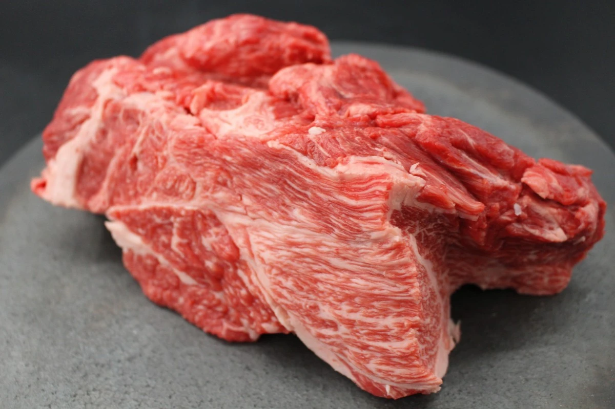 近江牛ネック塊肉813g【煮込み用】