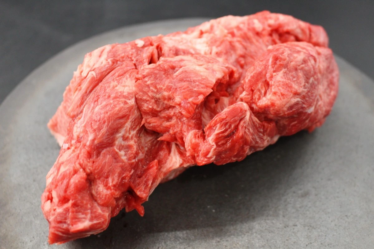 近江牛ネック塊肉813g【煮込み用】