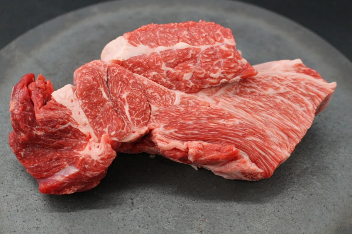 近江牛ネック塊肉557g【煮込み用】