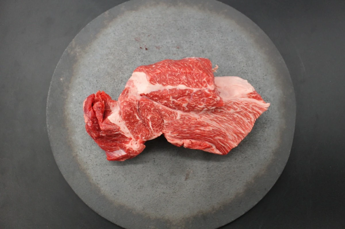 近江牛ネック塊肉557g【煮込み用】