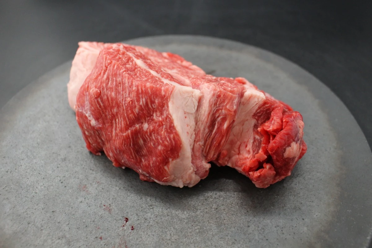 近江牛ネック塊肉557g【煮込み用】