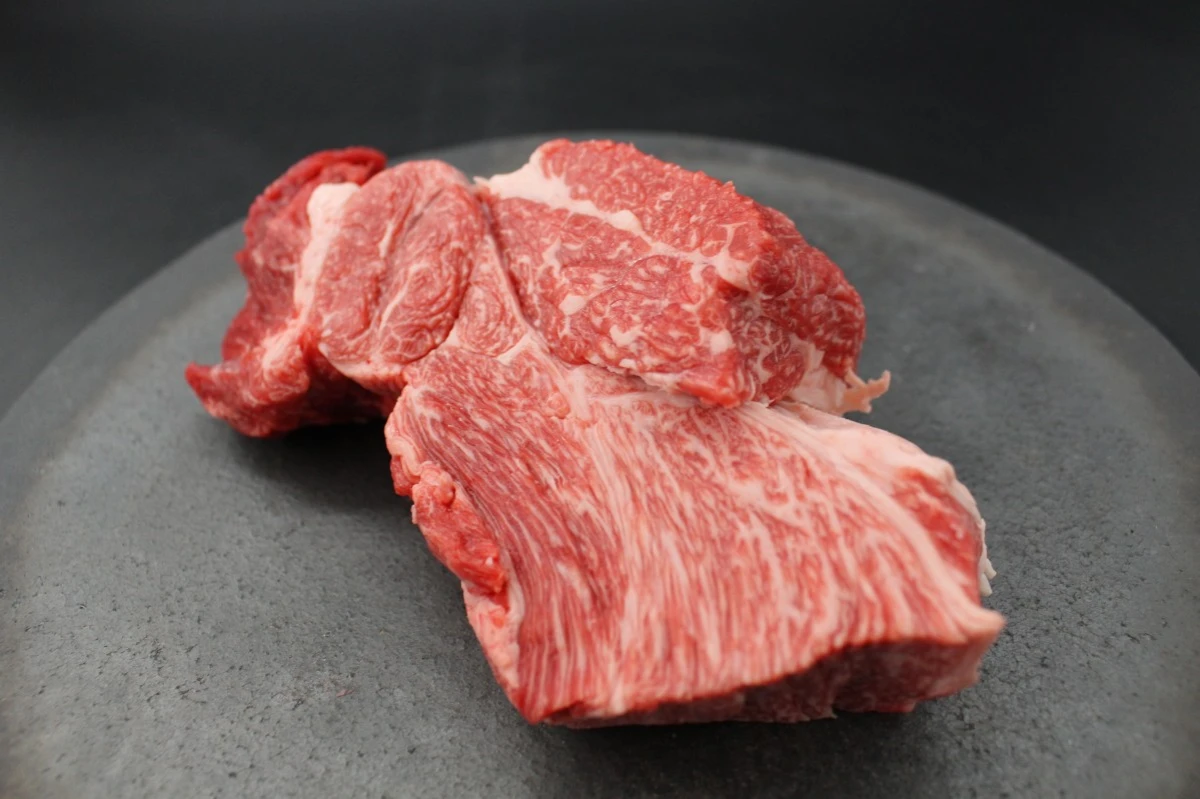 近江牛ネック塊肉557g【煮込み用】