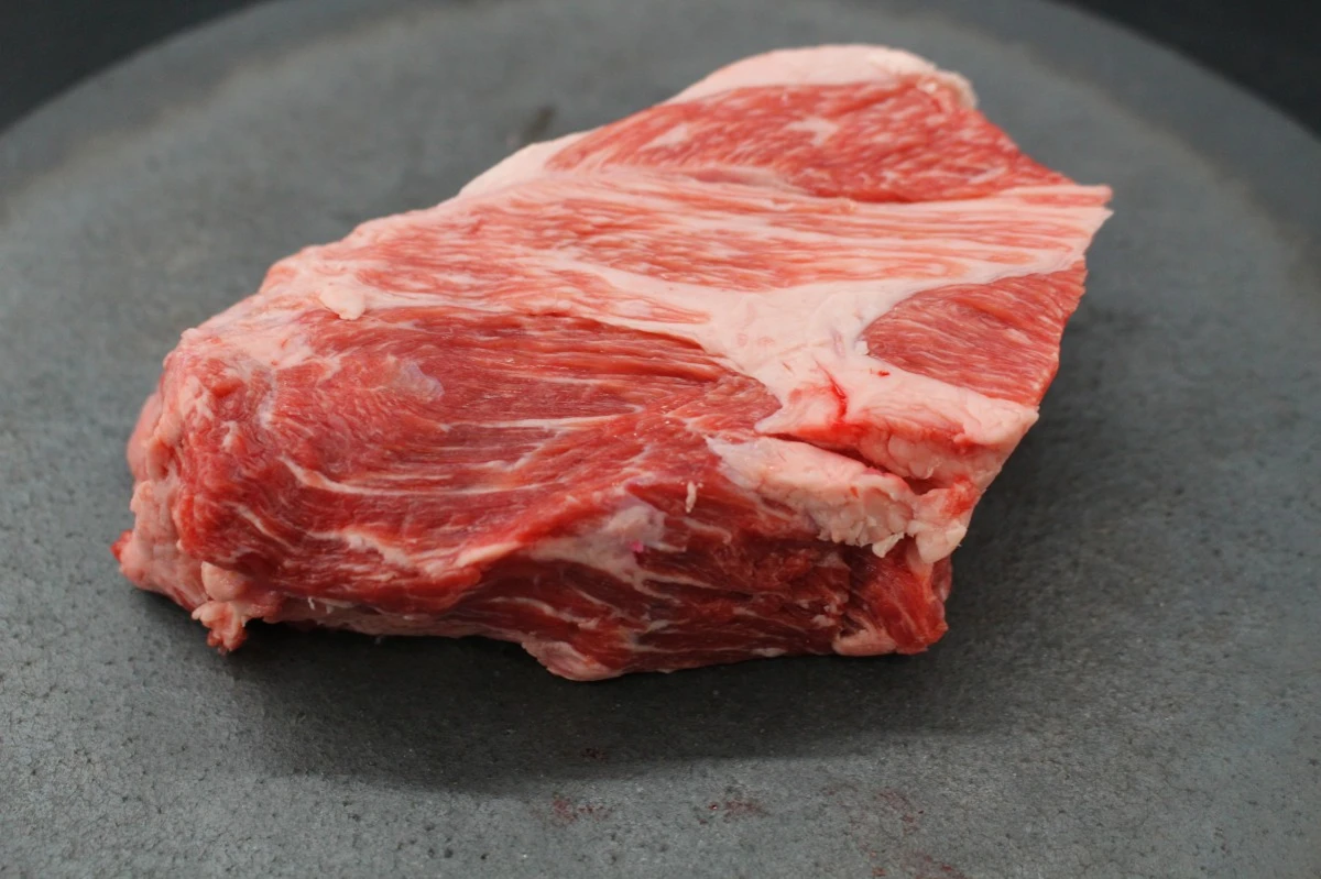 近江牛ネック塊肉388g【煮込み用】