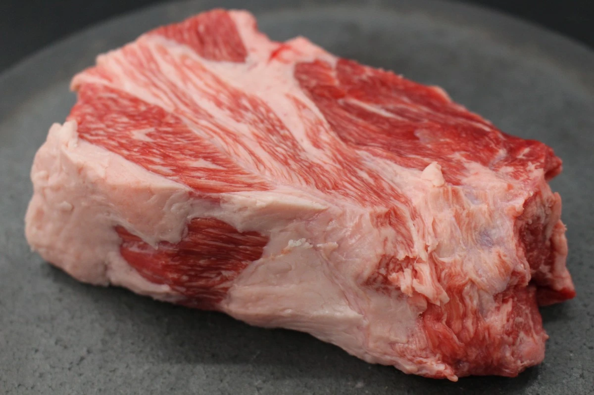 近江牛ネック塊肉388g【煮込み用】