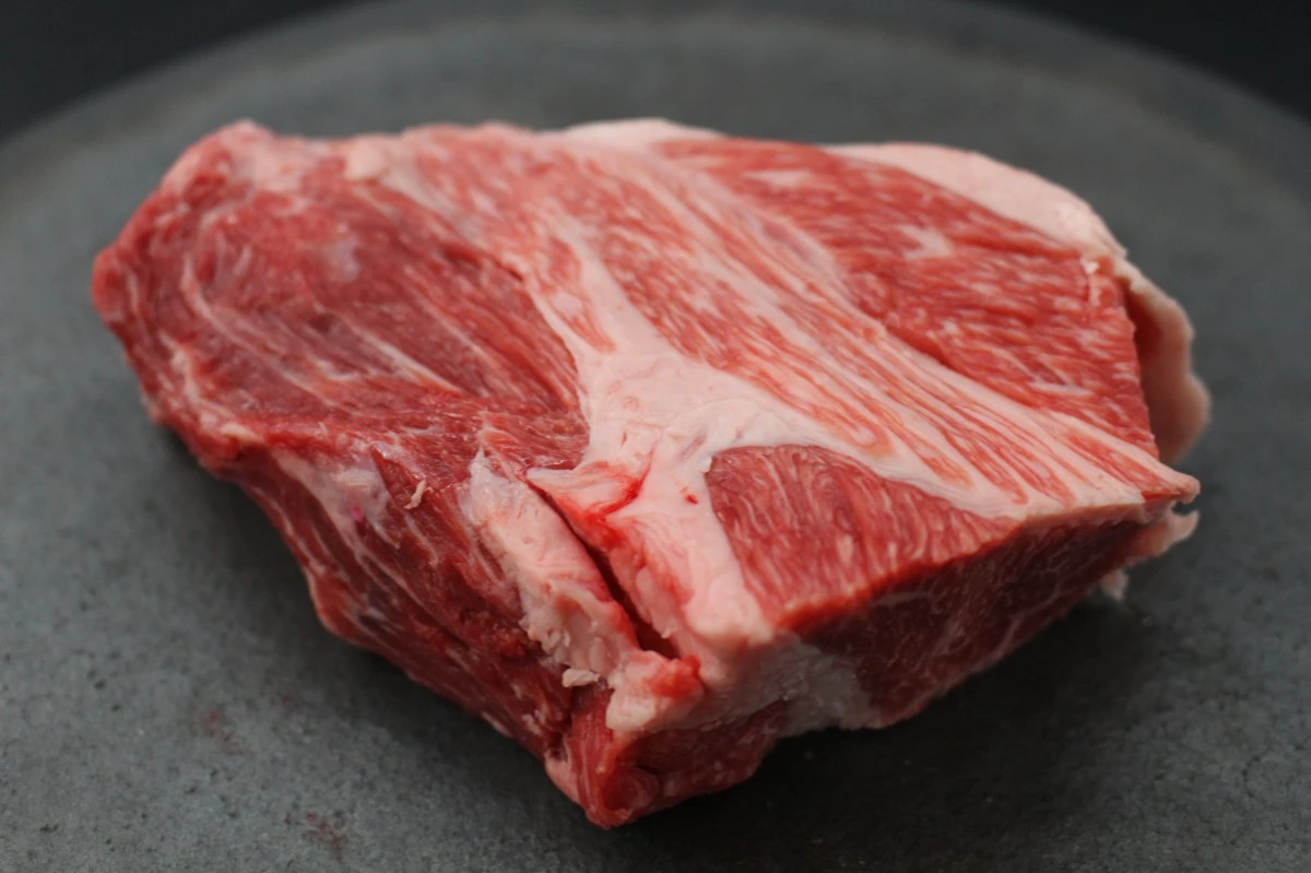 近江牛ネック塊肉388g【煮込み用】