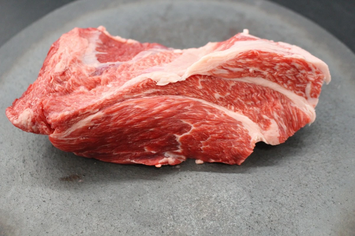 近江牛ネック塊肉487g【煮込み用】