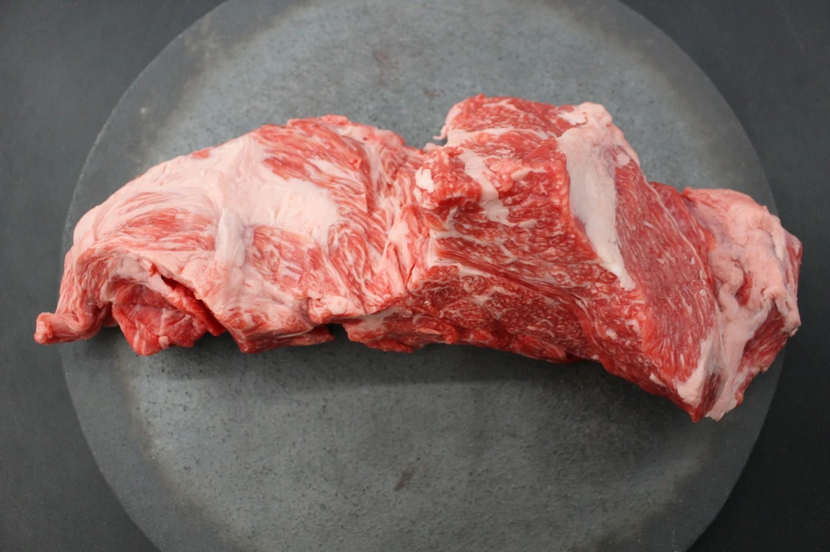 近江牛ネック塊肉812g【煮込み用】