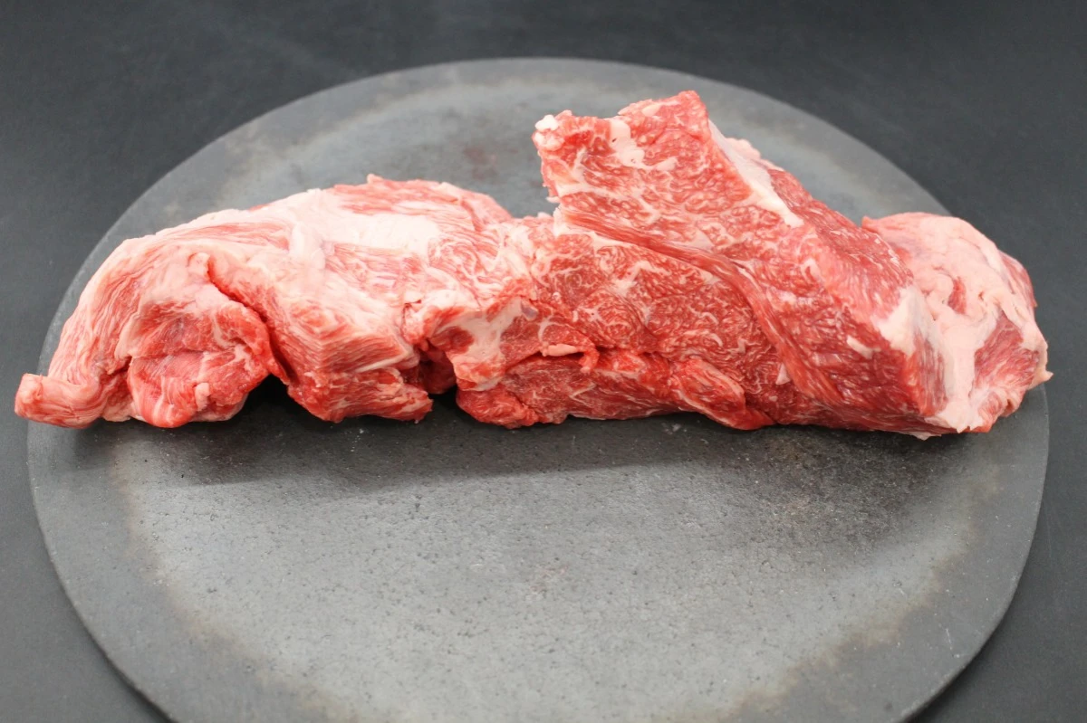 近江牛ネック塊肉812g【煮込み用】